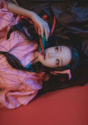 美女露出让男生揉图片